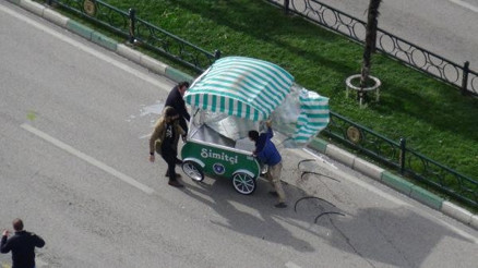 Simit arabası, lodosta sürüklendi