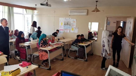 Ceyhan Halk Eğitim Merkezinde Suriyelilere Türkçe eğitim veriliyor