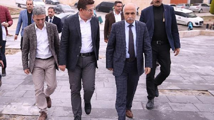 Vali Karahandan ödüllü kütüphaneyi beğendi