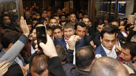 Yeniden aday gösterilen Başkan Türele havalimanında coşkulu karşılama