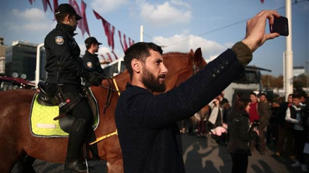 Gören telefona sarıldı... Taksimde atlı polisler göreve başladı