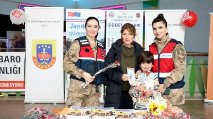 Jandarmadan kadına yönelik şiddete hayır standı