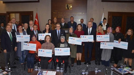 Kadın girişimciler çeklerini aldı