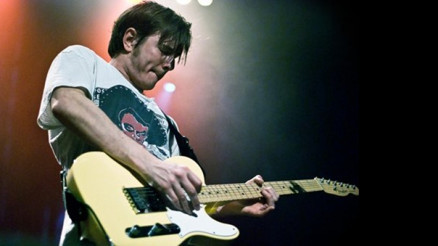 Duman grubunun gitaristi Batuhan Mutlugil kimdir