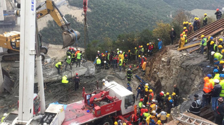 Viyadük inşaatında beton blok düştü