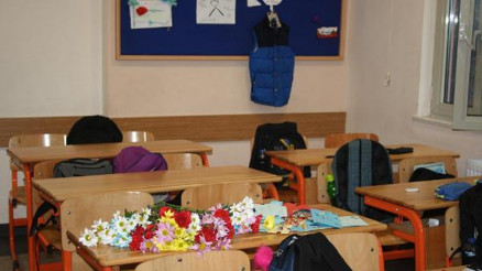 Kazada ölen Şükrünün yeleği ve sevdiği bisküvi sınıftaki panoya koyuldu