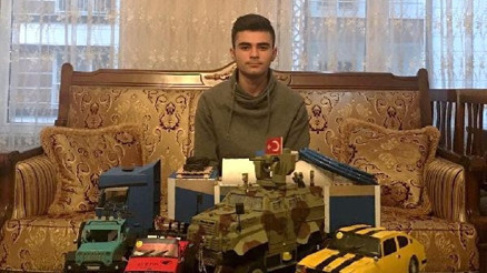 Liseli Celil,  Ejder Yalçının maketini yaptı