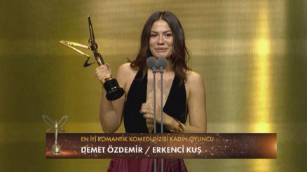 En iyi romantik komedi dizisi kadın oyuncu : Demet Özdemir