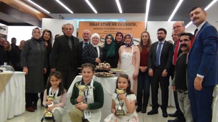 Bayat ekmekten yemek yaparak yarıştılar