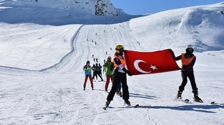 Kış mevsiminin en uzun yaşandığı Hakkaride kayak sezonu açıldı