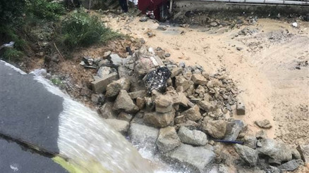 Sarıyer’de yol ve istinat duvarı çöktü, yol trafiğe kapandı