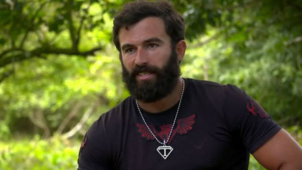 Survivor Turabi, uçakta olay çıkaran yolcuyu bağladı