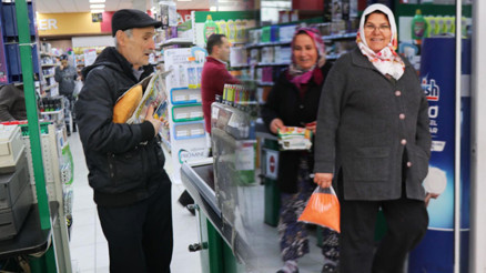 Ücretli poşet almayıp, ürünleri ellerinde taşıdılar