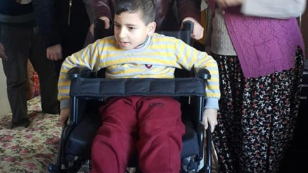 Üniversite öğrencileri gündeliğe gidip ona tekerlekli sandalye aldı