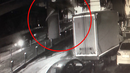 Polisten kaçan şüphelilerin viyadükten uçma anı