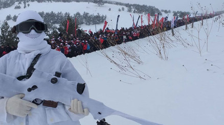 Buz gibi havada insan seli... Kuyruğun sonu görünmedi