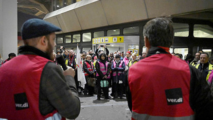 Güvenlik elemanları Berlin havalimanlarını kilitledi Güvenlik elemanları Berlin havalimanlarını kilitledi