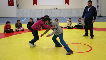 Köy çocuklarını ‘güreş’le okullu yaptı