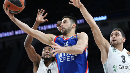 Euroleaguede Türk derbisinin galibi Anadolu Efes