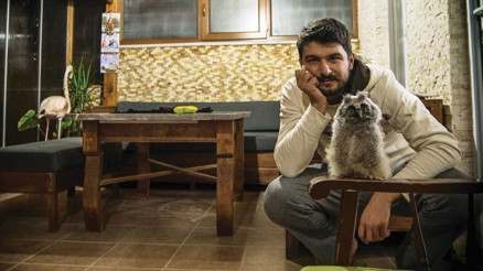 Eve geliyorum kapıda beni bir flamingo karşılıyor