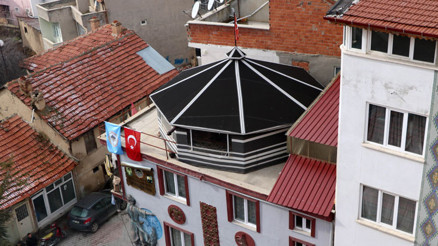 İki katlı binanın çatısına kurulan otağ törenle açıldı