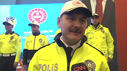 Canlı yayında tanıtıldı... İşte yeni polis kıyafetleri