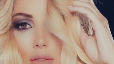 ‘Foolish Casanova’ şarkısıyla popüler olan manken kimdir