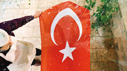 Âkif belgeseline şiir okudu