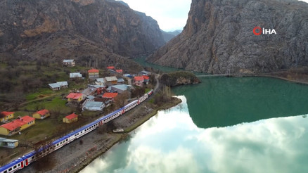 Doğu Ekspresinin Erzincan’dan geçişi izleyenleri büyüledi