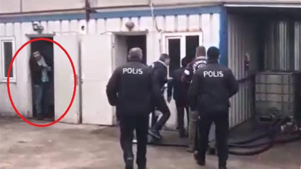 Milyonlarca liralık vurgun anı kamerada Karşısında polisi görünce bakakaldı Milyonlarca liralık vurgun anı kamerada Karşısında polisi görünce bakakaldı