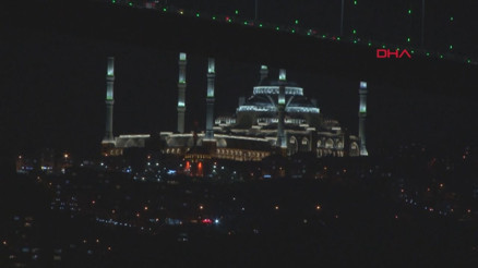 Çamlıca Camiindeki ışık testleri görsel şölen oluşturdu