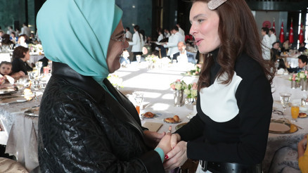 Ünlü akını... 8 Marta özel koruyucu aile yemeği Ünlü akını... 8 Marta özel koruyucu aile yemeği