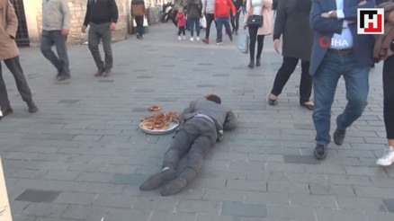 Taksim Meydanı’nda hayrete düşüren dilencilik yöntemi