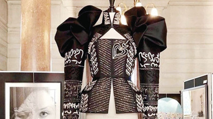 Müzede  bir tılsımlı büstiyer