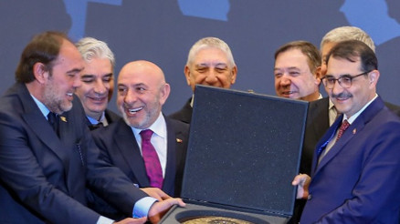 Petroleum İstanbul 2019 Fuarı açıldı Bakan Dönmezden önemli Akdeniz mesajı