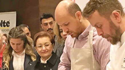Yemek yaparak atık projesine destek verdi