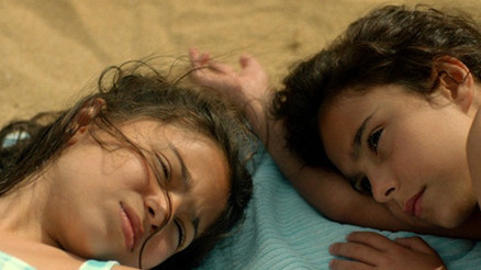 Küçük bir evde, dip dibe ama uzak kız kardeşler