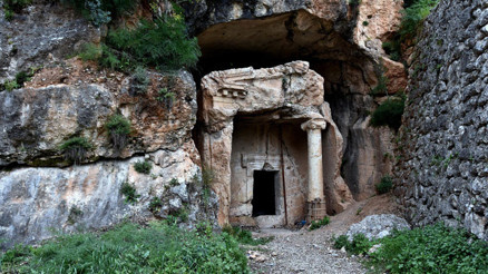 Kaya mezarlarında tarihi ayıp Kaya mezarlarında tarihi ayıp