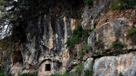 Kaya mezarlarında tarihi ayıp Kaya mezarlarında tarihi ayıp