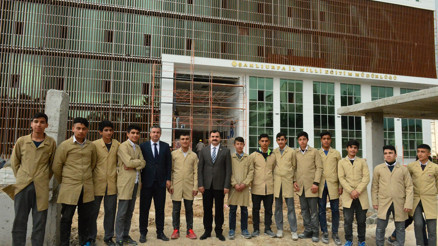 Hem okuyor hem okul yapıyorlar