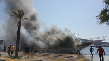 Çeşmede gezi teknesinde yangın