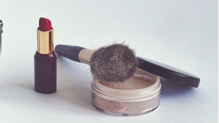 Ruj sürmek orucu bozar mı Makyaj yapmak orucu bozan durumlar arasında mı Ruj sürmek orucu bozar mı Makyaj yapmak orucu bozan durumlar arasında mı