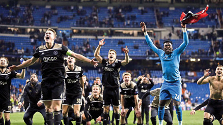 Ajax mucizesi: Toplu hücum toplu defans Futbolun bitmeyen senfonisi Ajax mucizesi: Toplu hücum toplu defans Futbolun bitmeyen senfonisi