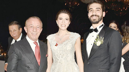 İlkokul arkadaşıyla evlendi