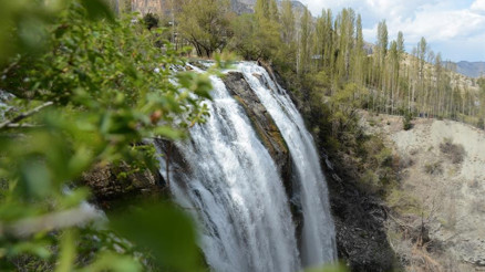 Tortum Şelalesi ziyaretçilerini büyülüyor