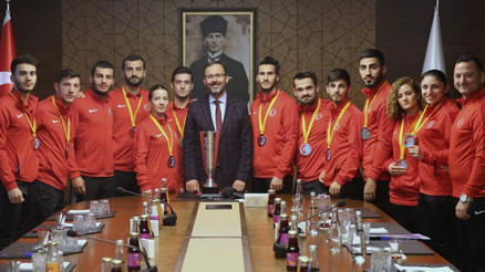 Bakan Kasapoğlu, milli karatecilerle bir araya geldi