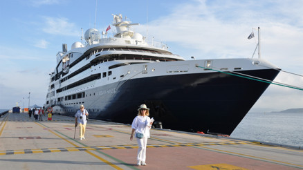 Lüks yolcu gemisi Kuşadasında