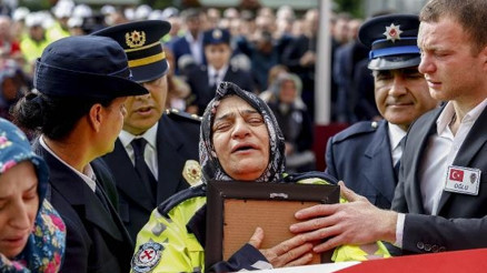 Şehit polis eşini son görevindeki kıyafetiyle uğurladı