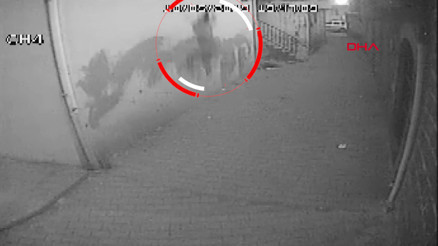 Genç kızın balkondan düşme anı kamerada