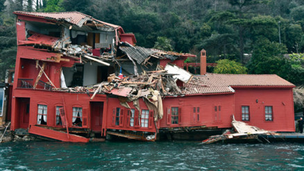 Tarihi yalıya çarpan geminin sahibinin ödeyeceği miktar belli oldu Tarihi yalıya çarpan geminin sahibinin ödeyeceği miktar belli oldu